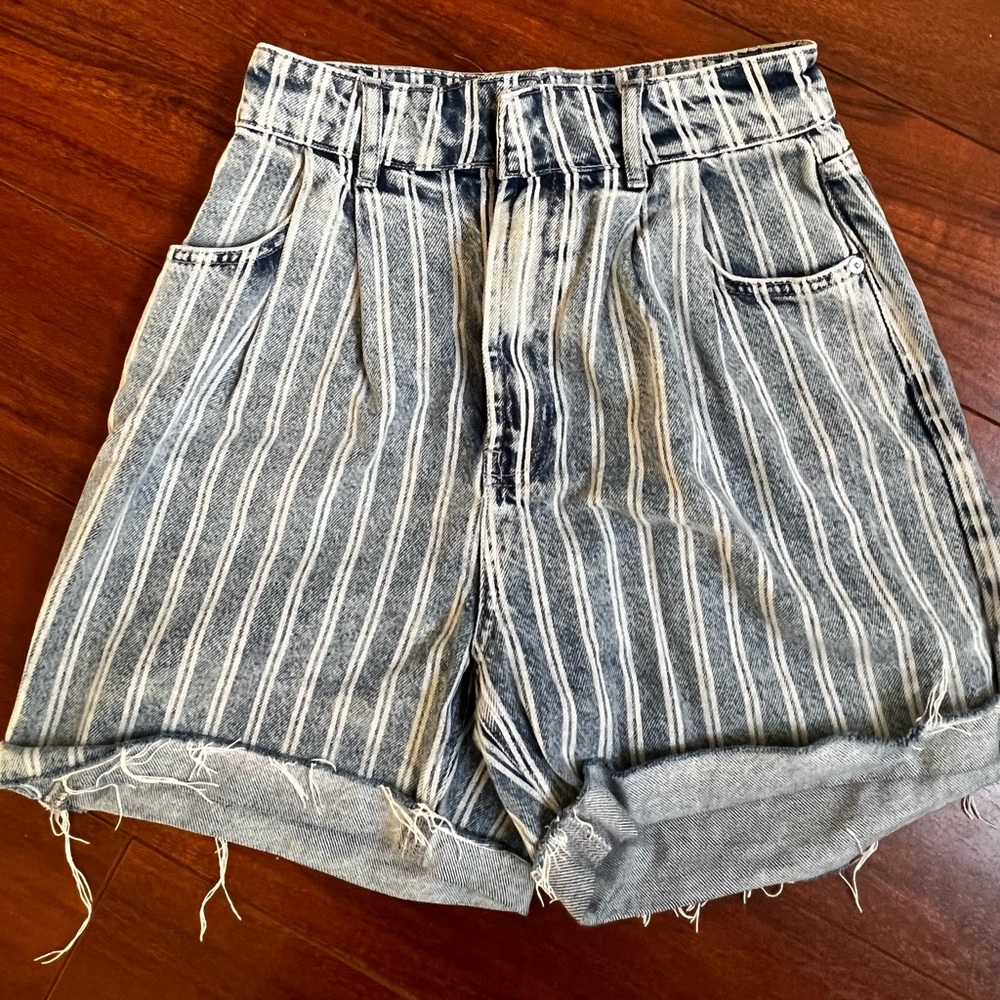 WE THE FREE moms high wasted shorts. Great condition. Size 27